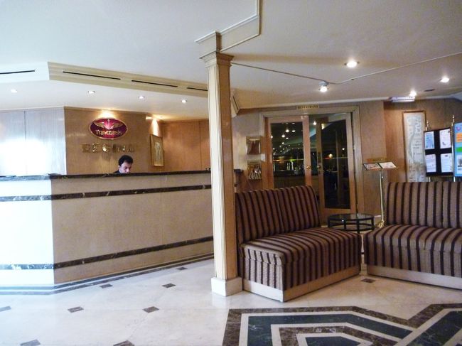 しかし。<br /><br />私達が予約した【Crown Empress】の船内に入ると、真っ暗でガッラーン。<br /><br />え？<br />えええええええっ？どういう事？<br />船が幽霊船みたいなんだけどーーーー！！<br /><br />日付間違ってる？<br />船の名前間違ってる？<br />何度も印刷したコンフォメーションを見返すが、日付もあってるし船もあってる。<br />なんなの〜〜〜！？これ。<br /><br />ミスルトラベルのガイドの人も「なんじゃこりゃ？」という顔。<br />その辺りに暇そうに座っているおっさんに、アラビア語で何か聞いてくれているが、手ごたえは無い様子。<br /><br />Crown Empressの奥に電気がついている船を発見。ミスルトラベルのガイドの人が私達のコンフォメーションを持って、その船に乗り込んでフロントの人にアラビア語で聞いてくれている。<br /><br />もう、一体何がなんなの？<br />わかない。全額もう払い込んでいるのに〜〜〜っ。<br />ややパニック気味の私。<br /><br />そんな時この船（REGINA)のキャプテンが表れて、ややパニックモードの私にに「大丈夫だ、船はたくさんある。絶対乗れる。しばらくジュースでも飲んで待ってなさい」<br />と笑顔で一言。<br />ウェイターさんがWelcome Drinkをふるまってくれるのでそれをグビり。<br /><br />私のコンフォメーションを持って、ミスルトラベルのガイドさん、そしてREGINAのキャプテンとフロントの人が予約してたクルーズ会社へ電話してくれている。<br /><br />「あなた達の船はMINERVAという船に変わったそうだ。この先に停まっているからそちらへ行けば大丈夫」と笑顔でキャプテン。<br /><br />助かった〜〜〜〜〜。<br />REGINAのキャプテンの本当にありがとうございます！