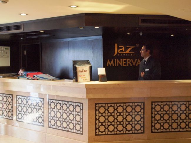 ミスルトラベルのガイドさんが、再度MINERVAが停まっている場所を確認して、再度専用車のドライバーさんを呼びもどしてくれる。<br /><br />そして、MINERVAへ。<br /><br />ミスルトラベルのガイドさんが、MINERVAのフロントの方に事情を説明してくれている。<br /><br />フロントが名簿をチェック。<br /><br />「Mr&amp;Mrs　Suzuka？はい。部屋を用意しております」<br /><br />ルームキーを無事Get。<br />ほっ。<br />ミスルトラベルのガイドさんもかなりほっとした様子。<br /><br />ミスルトラベルのガイドさん、本当にありがとう！<br />せこばって送迎を頼まずタクシーを使ってたら、と思うと本気でぞっとする。<br />普段せっこい私が、わざわざ日本で送迎をお願いしておくなんて、きっと神のおぼしめしかとおもうほど。<br /><br />当然のごとく、ガイドさんにもドライバーにもチップをはずんでおいた。<br />これは心から感謝のチップ。