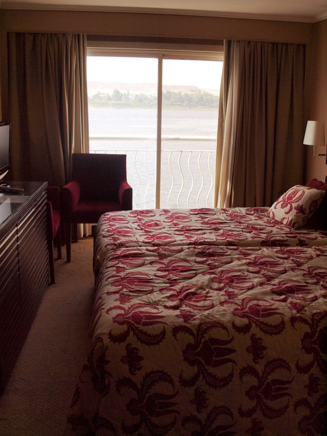 アサインされた部屋は4階（最上階）の部屋。<br /><br />へ〜〜〜なかなかGoodなお部屋じゃな〜い。<br />日本のビジホよりもやや広い感じかな。<br /><br />残念ながらバルコニーがないけど、文句は言わぬ。