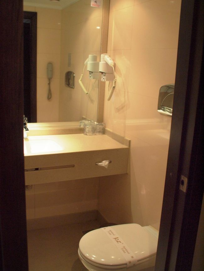 洗面所並びにお手洗いも至って普通。<br />お水もきちんと流れます。<br /><br />アメニティは、石鹸とボディソープとシャンプーのみ。<br />よかった、今回もトリートメント持ってきてて。<br /><br />今日から3泊4日快適な旅ができそう。