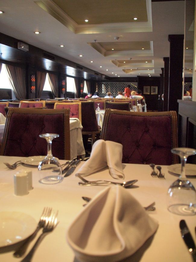 いきなり船が真っ暗だったりとかいろいろあったけど、皆さんに支えられてどうにかナイル川クルーズが無事開始。<br /><br />チェックインした後は、最初のお食事のランチビュッフェ。<br /><br />グループか個人客かをまず入口で聞かれて、席をアサインされる。<br />ここでアサインされた席はクルーズの間ずっと固定席。<br /><br />私達は一番奥の個人客が集まっているスペースに席をアサインされた。<br /><br />では、早速ビールを頂いて軽くランチを頂きましょう。