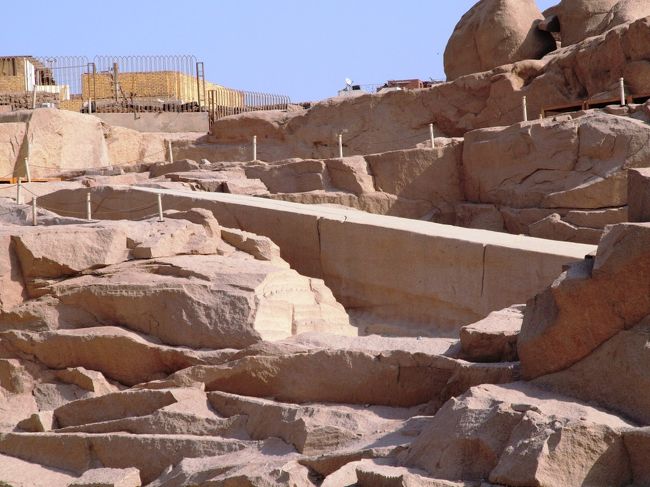 ランチが終わったら、今日はアスワン観光。<br /><br />この観光もクルーズの料金の中に込み。<br />なので、最初申込時にガイドのランゲージを選択する必要あり。<br />残念ながら、Japaneseは無かったのでEnglishガイド。<br /><br />EnglishガイドのDooaさんと一緒に、まずは【切りかけのオベリスク】<br /><br />この横たわる石がきちんと切りだされてオベリスクになっていれば、エジプト最大のオベリスクになってたわけね。ほう。