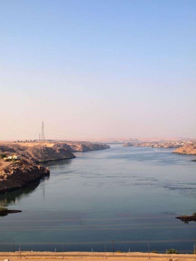 引き続き、訪ねたのはアスワンといえば代名詞にもなっているほど有名な【アスワンハイダム】<br /><br />クフ王のピラミッドが92個入るほどの大きなダムだそうで。<br /><br />といわれても、ピンとこない。<br />東京ドーム何個分とかの方がピンとくるJapaneseの私。