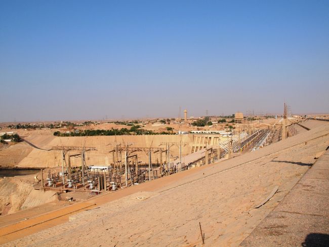 ここで大量の電力を作っているそうな。<br /><br />電力不足の今の日本に送電できるんならお願いしたいなぁ。