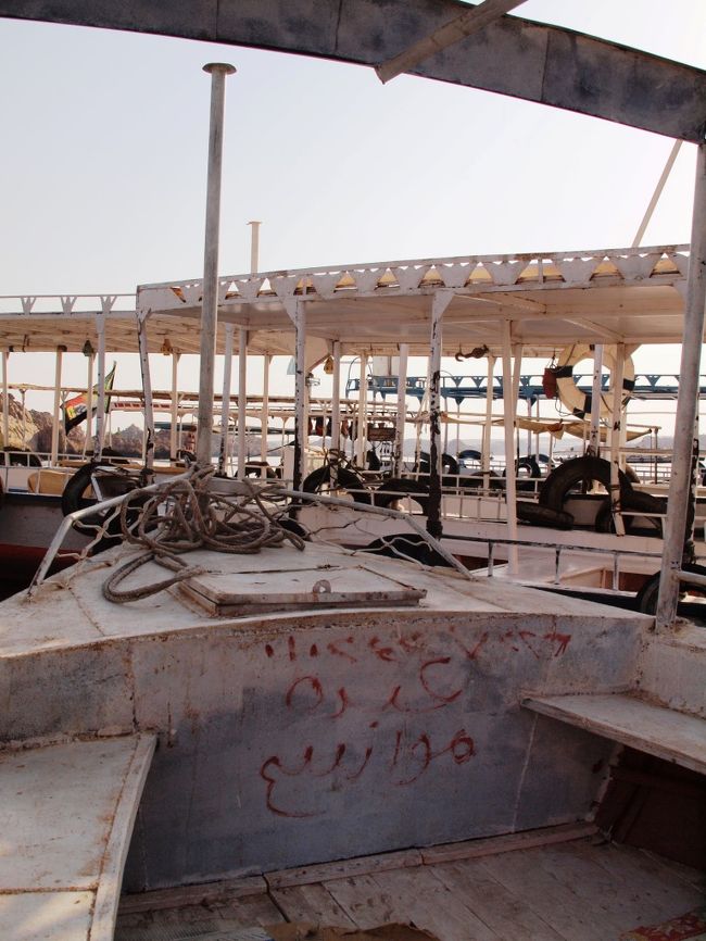 そして引き続き訪るのは【イシス神殿】<br /><br />ここはガイドブックを見てて、アスワンで行きたいと思ってた所。<br /><br />ネットなどで調べると、郊外にあるしさらにぼったくりのボートとも闘う必要があるというような事が書いてたあったので、ハードル高いと思ってたのでクルーズの観光の中に入っているのはありがたし。<br /><br />ガイドさんと一緒に車を降りて、下手するとぼったくられると有名な船に乗船。