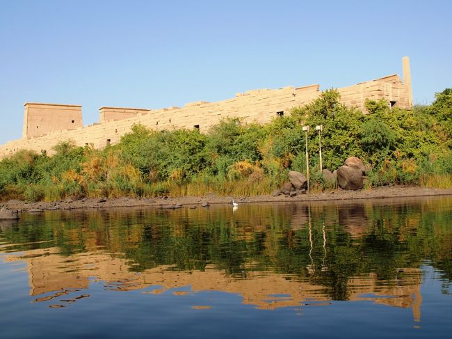 お〜〜見えてきた見えてきた。<br /><br />イシス神殿。<br /><br />ちょうどナイル川にうつって、きれいな＜逆さイシス神殿＞