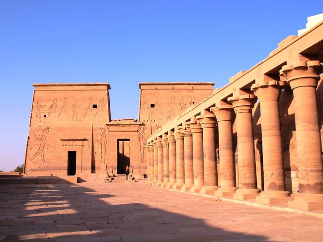 イシス神殿のある島へ上陸。<br /><br />この神殿は、元は別の島にあったもの。<br /><br />しかし、そこがダム建設により水没する運命にあったのでこの島に移設されたそう。<br />その移設金額は莫大なものだったらしい。<br /><br />世界遺産がたくさんある国も大変だねぇ。