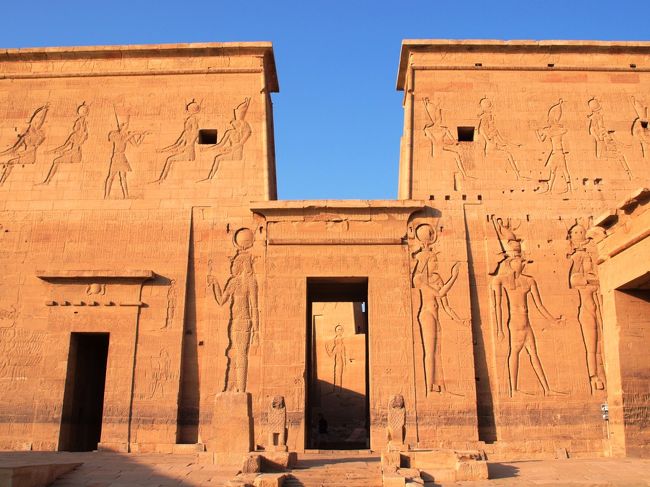 イシス神殿でけぇ〜〜。<br /><br />これを傷をつけずに移設させるとは、大変でしたな、ほんと。<br /><br />それでは、中に入りましょう。