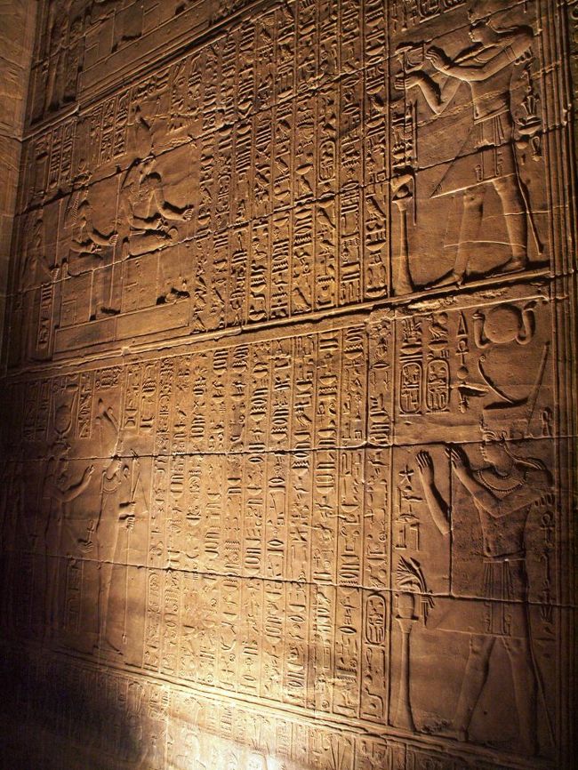 イシス神殿では、イシスが子供であるホルスを生んだレリーフが描かれている。<br /><br />Englishガイドさんが、1つづつ丁寧にガイドしてくれる。<br />この辺りの神殿が建てられた時代は、エジプト末期〜ローマ支配時。<br /><br />だから、古代エジプトの模様に加えて建物の柱の形が少々ローマ風になってたりするんだ・・・<br /><br />