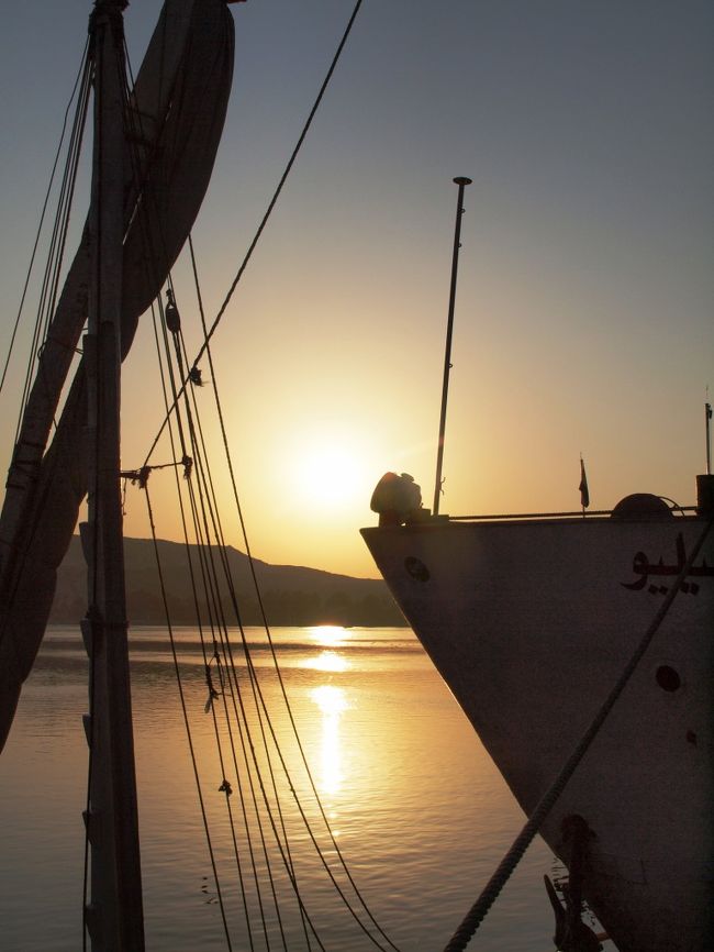 約2.5時間ほどでアスワン観光終了。<br />コンパクトだけどうまくまとまってて大満足。<br /><br />ガイドもドライバーも車も入場料もその他交通費もすべてクルーズ代金に入っているとは、これはお得感。<br /><br />観光の後はアスワンのスークへ行こうかと歩きだすと、馬車の客引きが超うざいし超ひつこい。<br /><br />あまりにものひつこさに私キレ気味。<br /><br />奴らから逃げるように船に戻る。<br />夕暮れも近くなってきたので、気を取り直してファルーカでも乗るか。<br />