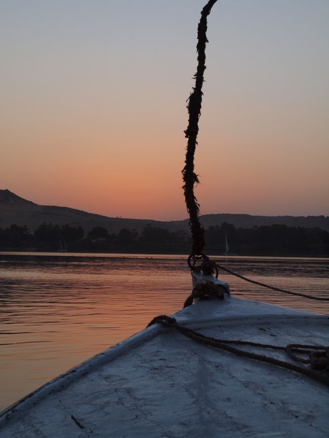 ファルーカの船を捕まえるのには、全く苦労しない。<br />なぜなら、船を出たところで「ファルーカ？」と声をかけてくるエジプシャンが大量なもんで。<br /><br />適当に交渉し、1時間二人で30ドルで乗船。<br /><br />どうも高いなぁと思ってたら、この金額超ぼったくられていた事が後で発覚。くそー私とした事が、完璧なリサーチ不足。