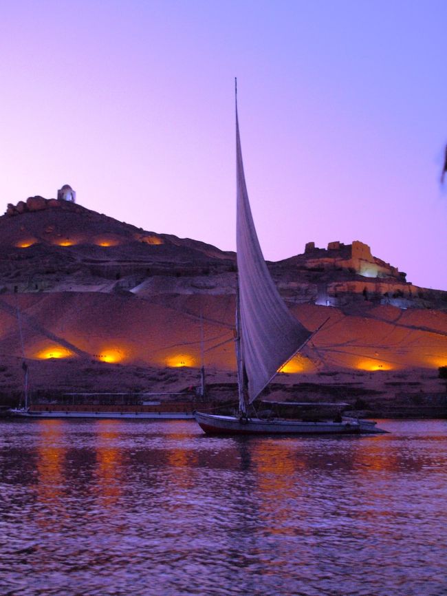 ファルーカは静かにナイル川を進む。<br /><br />ファルーカの一番前のデッキに乗って風を楽しむ。<br />これが、本当に気分最高。<br /><br />ファルーカ、まじで最高。<br />ぼったくられなければ、もっと最高だったんだけど････