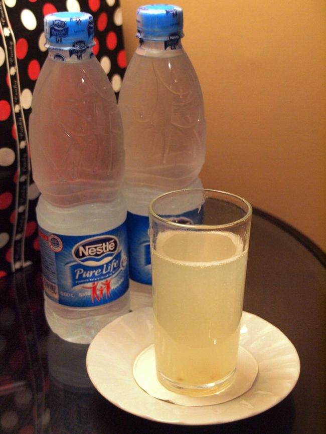 部屋でベッドに横になりながらTVを見ていると、急にコンコン、がちゃと部屋のカギを開ける音。<br /><br />え？ダンナもう帰ってきた？<br /><br />と思ったら、ダンナとラウンジのスタッフさん。<br /><br />私が風邪気味で寝ているという話をスタッフさんにしたら、<br />「風邪には暖かいレモネードが一番だ」<br />と、わざわざレモネードを作って部屋へ水と一緒に持ってきてくれた。<br /><br />ありがと〜〜〜。<br />これ飲んで明日までには元気になります！<br /><br />ダンナには引き続きラウンジで彼らと飲んでもらう事にして、私は暖かいレモネードを頂いて寝ましょう。<br /><br />明日には元気になってますように。<br />スタッフの皆さんの優しさに感謝しつつおやすみなさい。