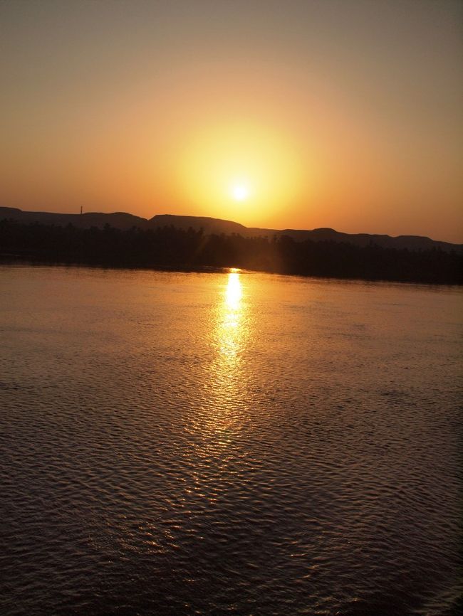 2011年10月25日<br /><br />アスワンに停泊してた船が早朝にコムオンボに向けて出発してた。<br /><br />目覚めると部屋には朝日が差し込む。<br /><br />レモネードのおかげで熱はちょっとは下がったかな。<br />昨日よりは体がラク。