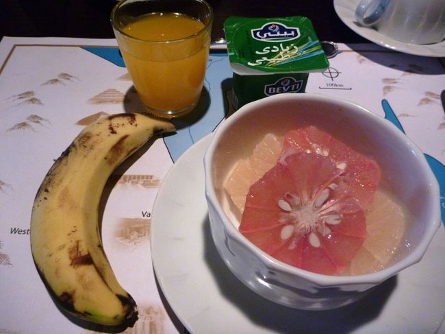 ビュッフェは少々油っぽいものが多いような････<br /><br />あーお粥が食いてぇ。<br />でも、ないので仕方ない。<br /><br />まだ体調不良の私が今食せるのは、フルーツとヨーグルトってとこ。