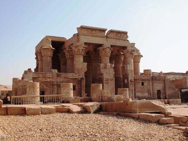 朝食が終わった頃、コムオンボへ到着。<br /><br />コムオンボの遺跡までは、船を下りて歩いてすぐ。<br />これは楽。<br /><br />昨日と同じガイドさんがアテンドしてくれまーす。