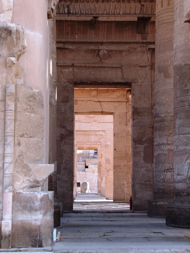 この神殿はローマ皇帝のアウグストゥス時代に完成した神殿。<br /><br />こちらも内部の彫刻が美しく残っているので中に入りましょう。