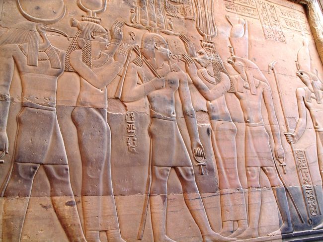 肉体などもきちんと彫刻で表現されている。<br /><br />膝のあたりとか、胸のあたりとか筋肉の盛り上がりなども精巧に彫刻されている。<br /><br />しかもきれーに残っているし。