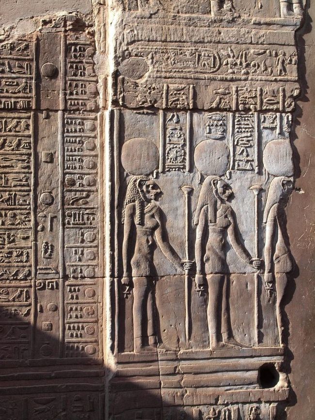 すばらしい壁の彫刻は当時のオリジナルのままなんだそう。<br />確かこの壁彫刻はカレンダー。<br />この時代にカレンダーの考えがあるなんてすごすぎ。<br /><br />しかも一度も修復とかせずに、こんなに綺麗に残るってすごい。<br /><br />高温多湿の日本でだったら、どうだったかな。<br />