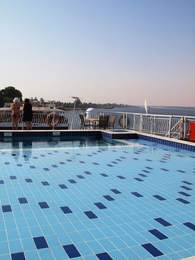 遺跡観光を終えたら一番屋上のデッキでひなたぼっこ。<br /><br />デッキには小さなプールも完備。<br /><br />本当は入りたくて水着持参で来たけど、まさかの風邪のため断念。<br />あー残念。