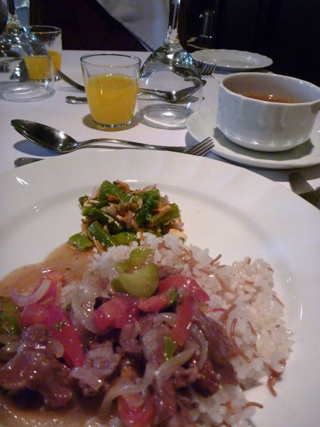 ランチTime。<br /><br />うーん、体調はまだ良くなったものの食欲はまだわかず。<br /><br />ってより、ビュッフェ油っぽい料理が多くてあんまりおいしくないんだもーん。<br /><br />今日のランチは、ピラフのようなライスにビーフストロガノフをぶっかけて頂きます。