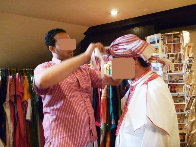 ランチが終わったらレストランのすぐ前に人だかり。<br /><br />のぞいてみると、今日の夜の＜ガラベーヤパーティー＞に着るガラベーヤを売っている最中。<br /><br />アスワンのスークでガラベーヤ（民族衣装）を買うつもりだったのに、うっざい馬車の客引きに切れて結局スークに行かず。<br />よってまだガラベーヤ未Get。<br /><br />ここ種類も結構あるので、ここでガラベーヤ買っちゃえ。<br /><br />ダンナのガラベーヤと頭のスカーフ、私のガラベーヤと頭の飾り合計で200ポンド也。