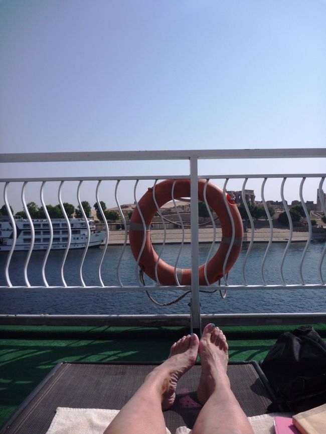 ランチ後も引き続きデッキでゴロゴロ。<br /><br />ナイルの風って本当に気持ちいい。<br /><br />さわやかな風に吹かれてゴロゴロしながら読書。<br />あ〜〜幸せ。