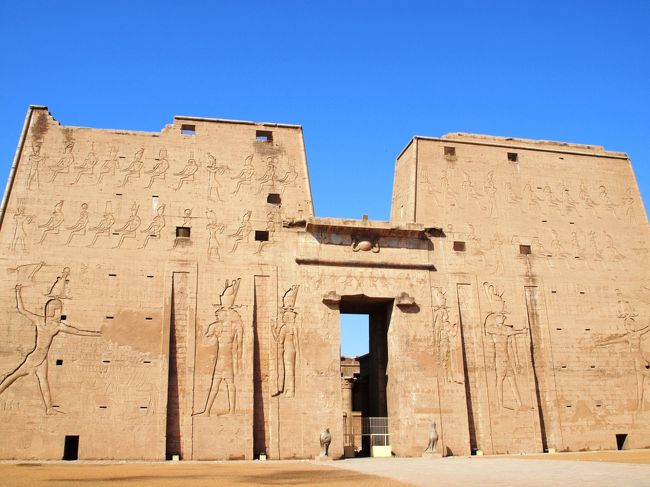 お馬さんのがんばりでホルス神殿に到着。<br /><br />この神殿は名前の通りホルス神を祭った神殿でグレコローマン時期にできた神殿との事。<br /><br />なかなか保存状態良し。<br />