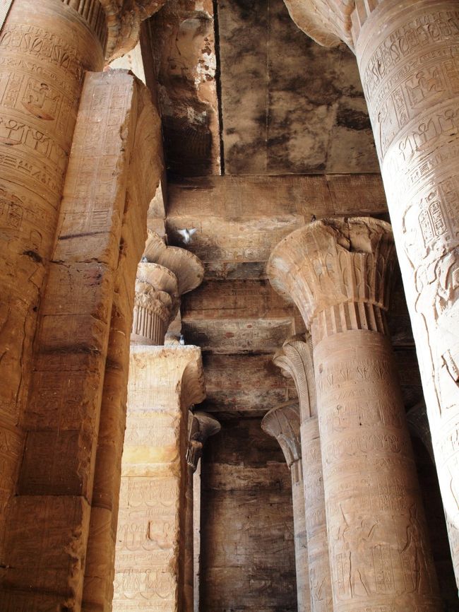 こちらの神殿はできた時代からも柱はグレコローマン風。<br /><br />天井も残っている（多くの遺跡は天井が落ちているのが多い）<br /><br />この辺りの天井なぜかススで黒い？！<br />と思ったら、キリスト教徒がこの地へ乗り込んできた際に、この辺りを台所として使っていたからこうなったらしい。