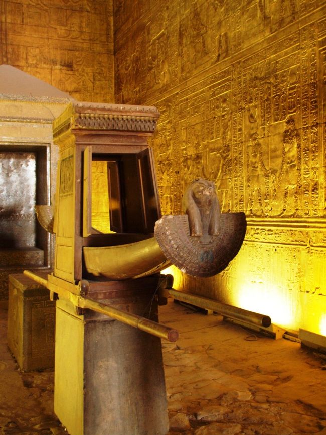 神殿内に展示されている聖船。<br /><br />これも私の聞きとり間違いでなければ、当時のままのオリジナルと言ってたような気がする･･･<br /><br />英語の勉強とエジプト史の勉強せんといかんな。<br />