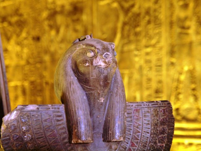 船の先もホルス神様。<br /><br />ところで、このホルス神。<br />何の神様かもわからず、ついでにフクロウだと思い込んでた私。<br />Wikipediaを調べて、自分の無知にびっくり。<br /><br />ホルスは、エジプトの神々の中で最も古く、最も偉大で、最も多様化した神である（Wikipediaより）<br /><br />へー。<br /><br />さらに、フクロウではなく隼だったんだ。<br /><br />私の不勉強誠に申し訳ございません、ホルス神様････<br /><br /><br />http://ja.wikipedia.org/wiki/%E3%83%9B%E3%83%AB%E3%82%B9