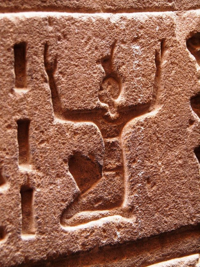 人間が両手をあげているように見えるこの彫刻。<br /><br />なにかと思うと、数字だそう。<br /><br />確かこれも聞き間違いがなければ、Millionと言ってたような。<br /><br />この時代にMillionの概念があるとはすごい。