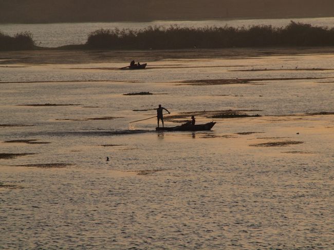 ひつこいけど、本当にナイルの風は気持ちがいい。<br />どんなにTVで見ても、どんなにWebなどで見ても、この風は感じられない。<br />この風を感じられるなんて、わざわざエジプトまで来てよかった。<br />と自己満足に浸る。<br /><br />ナイルでは農耕だけでなく漁にいそしむ人もあり。<br />ナイルの恵みってすごい。