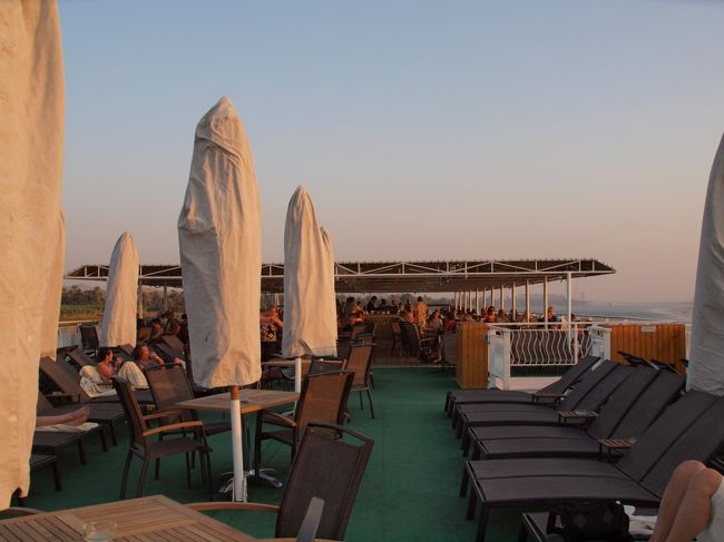 ナイルはそろそろ夕刻の顔を見せだした。<br /><br />皆さん西の空に見入る。