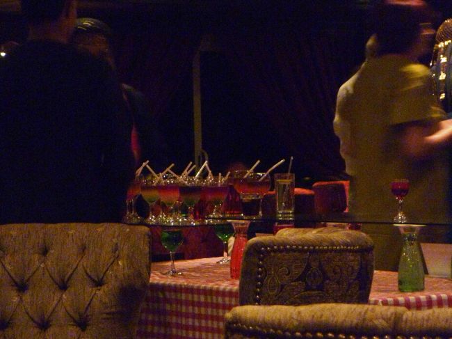 船はルクソールに向けて航行中。<br /><br />川なので全く揺れず快適快適。<br /><br />今日の夜はParty三昧。<br /><br />まずは夕食前にカクテルParty＠ラウンジ。<br />夕食前にラウンジへ行くと、もはやガラベーヤに身を包んだ人々が躍ってる。<br /><br />ガラベーヤパーティーは夕食後なんだけど。<br />気がはえぇ。