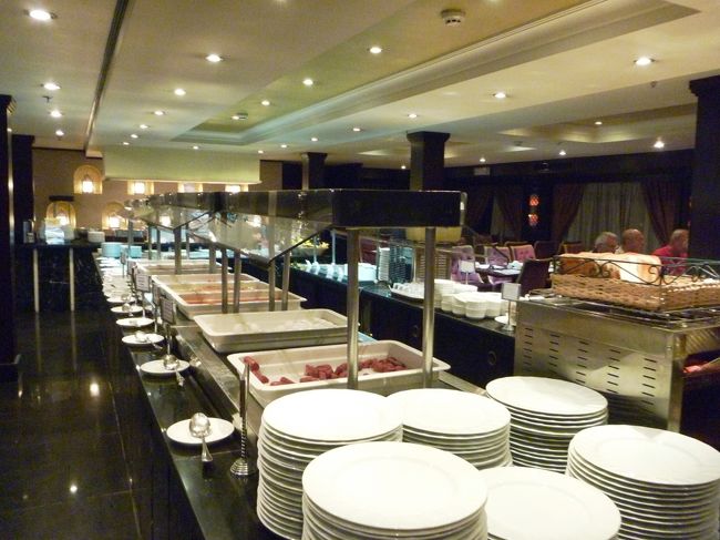 あー飽きてきたビュッフェ。<br />といっても、他に食べるものなし、贅沢は言うまい。<br /><br />なぜか頭の中に浮かぶのが、カレーヌードル。<br />カレーヌードルたべたーい。と思いながらも、今日も味付けがあまり変わらないお食事を頂く。<br /><br />まーダンナは楽しそうに毎回2-3杯おかわりしてたんで、私が贅沢なのかもしれぬ。