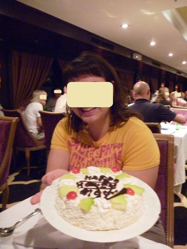 私達とテーブルをシェアしてたカップル。<br /><br />そのお二人、ギリシャからのハネムーナーだそうで、ハネムーンケーキをプレゼントされていた。<br />私達も幸せおすそわけ頂きました〜♪<br /><br />お二人とこの後は談笑。<br />こちらのダンナ様がよ〜〜く食べる大食漢な方で、私の10倍程毎回食している方。<br />フードファイターというお名前をプレゼントしておきました。