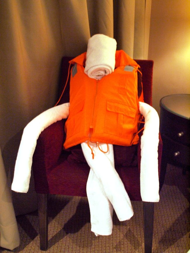 決しておいしくはないが、楽しい食事を終えて部屋にもどると。<br /><br />ぎょえっ。<br />誰かソファに座ってる？<br /><br />よ〜〜く見ると、こちらタオルで作られた人形。<br /><br />ターンダウンの時に毎晩タオルワークで楽しませてくれておりましたｖ<br /><br />が、ちとこれは怖かったぞ。