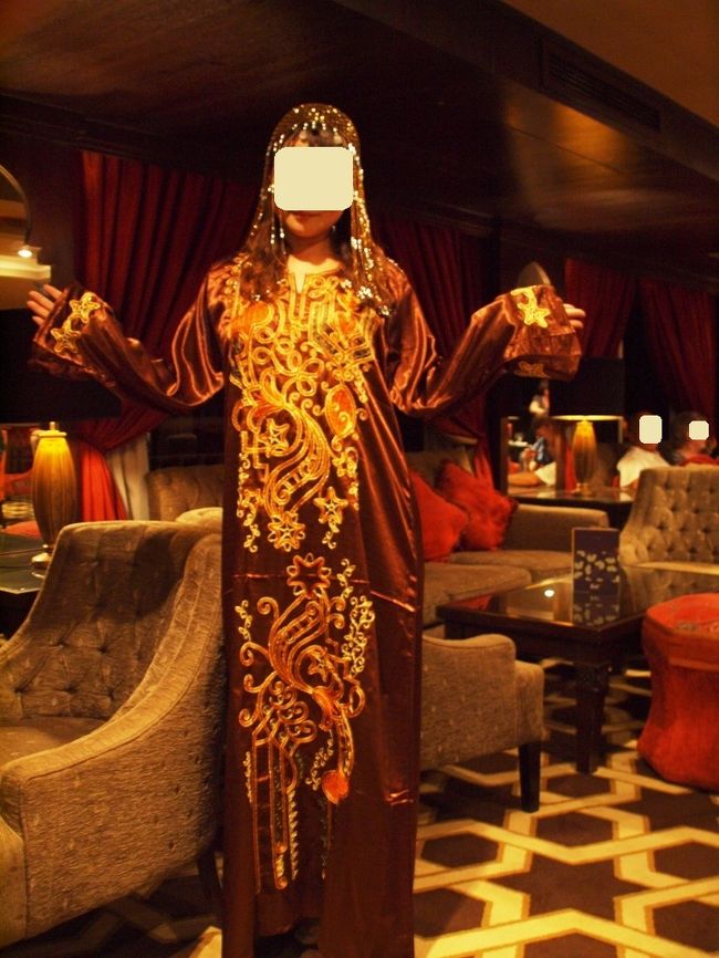 さてと、今日はガラベーヤParty。<br /><br />私も船でGetしたガラベーヤを身につけてラウンジへ行きましょう〜。