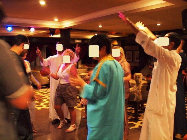 踊れや踊れ〜♪<br /><br />皆あまり踊らない中、手を引かれて真ん中へ連れて行かれたガラベーヤ姿の私。<br /><br />ええ、踊りましょう。昔はディスコ（死語？）のお立ち台のおねー様だったし。<br /><br />フラメンコとディスコを足して割ったような不思議な踊りを踊っていると、エジプト人からじかにアラビックの踊りの個人指導まで受ける始末。<br /><br />このPartyの翌日から、なぜか船の中に友達が増えた私でありました。