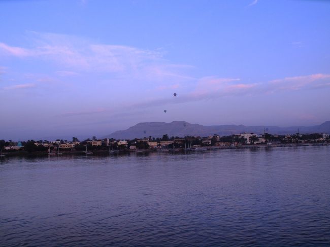 2011年10月26日<br /><br />朝目覚めるとそこはルクソールだった。<br /><br />目の前には有名な王家の谷が見える。<br />お〜〜〜あそこに多くのファラオが眠っておられたのね。<br /><br />王家の谷の辺りにはフワフワと気球が見える。<br />あの気球明後日のるぞ〜〜！