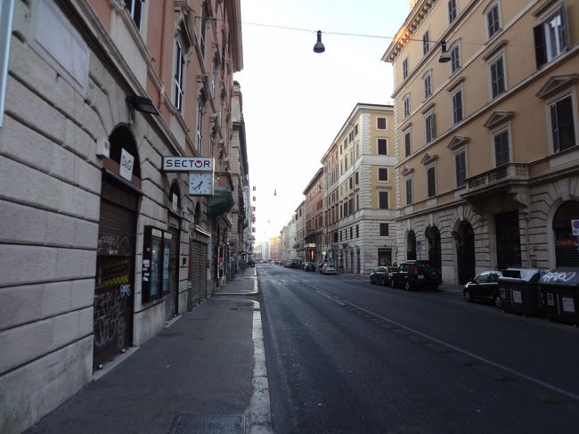 ツアーの集合時間が朝7時なので6時半にホテルを出て徒歩で集合場所まで向かいました。<br />日本の夏と違い空気が乾燥しているので、朝の空気はひんやりとします。