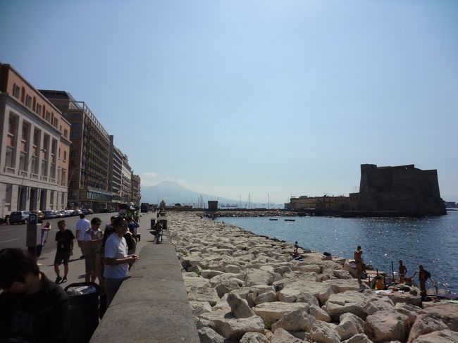 エジプトのアレクサンドリアを思わせる光景。<br /><br />右側に見えるのは卵城とよばれるお城で、ナポリサミットの会場にもなった所。