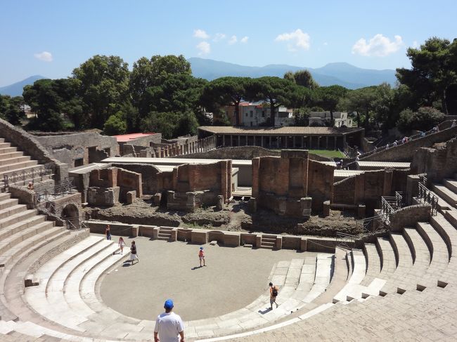 カメオ工房に立ち寄った後、昼食をとりポンペイに到着しました。<br /><br />円形劇場です。