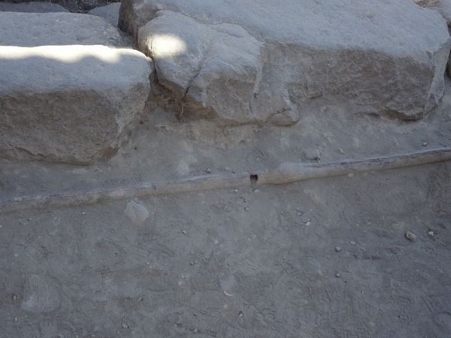 道路の脇に見えるのは鉛で出来た水道管だそうです。