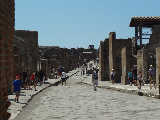 町のメインストリートでしょうか。<br /><br />例によって日差しが強烈で日陰も少なのでかなり暑かった。