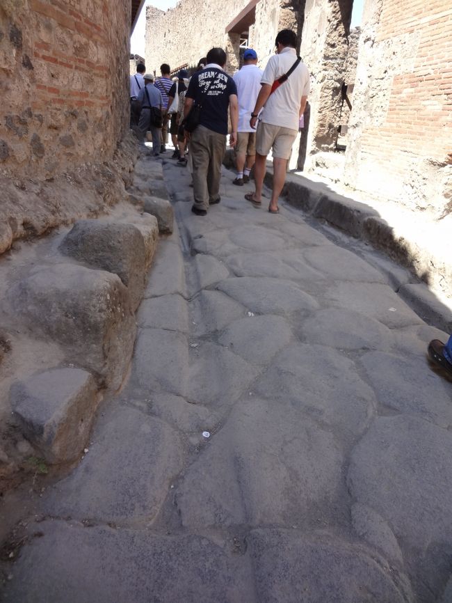 石畳には馬車の車輪の轍がくっきりと残っています。