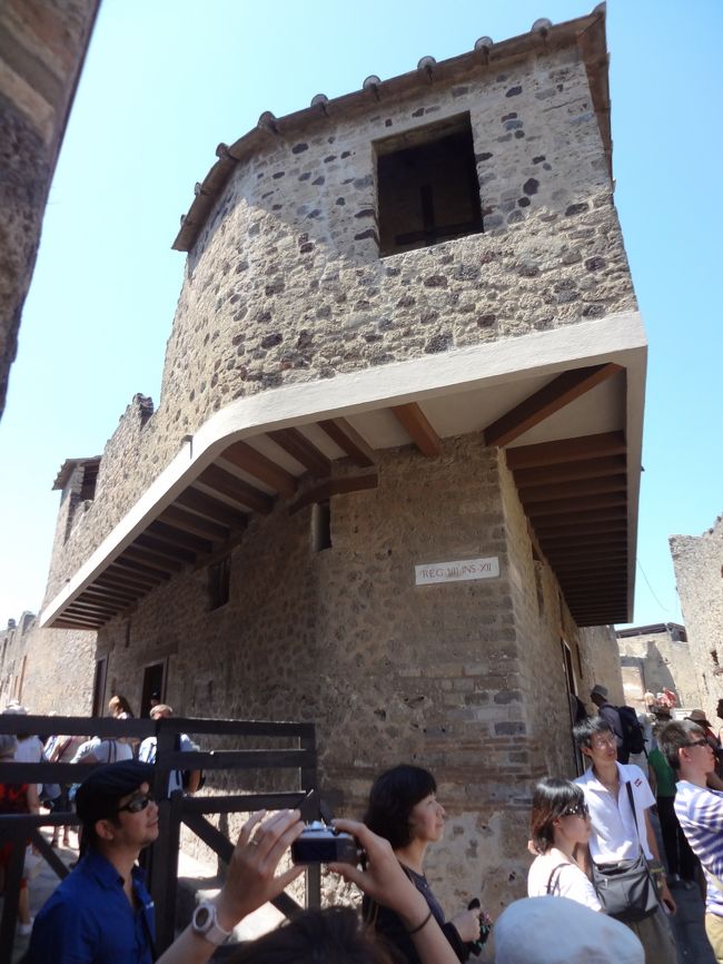 復元された建物。<br />昔の売春宿の跡だそうです。