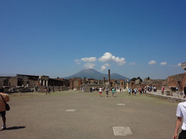 町の中心部に辿り着きました。<br />この町を廃墟にしたヴェスビオ山が見えます。