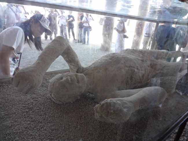 火山灰の中から見つかった人体がガラスケースに納められています。<br />